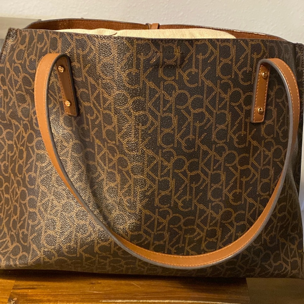 Calvin Klein purse (tote) w/matching cosmetic bag  Brown very clean